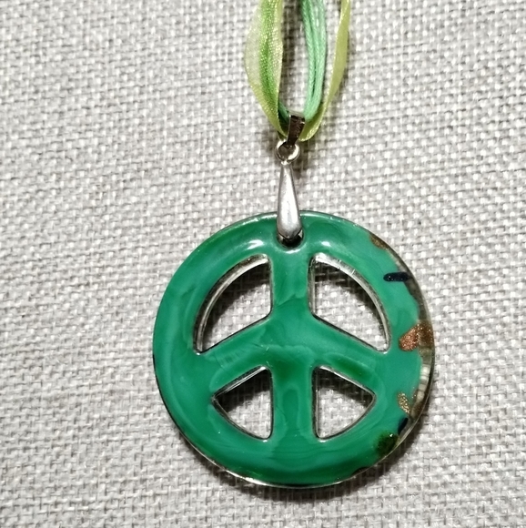 NIB Glittered Glass Peace Sign Pendant Green/Gold - Picture 2 of 10